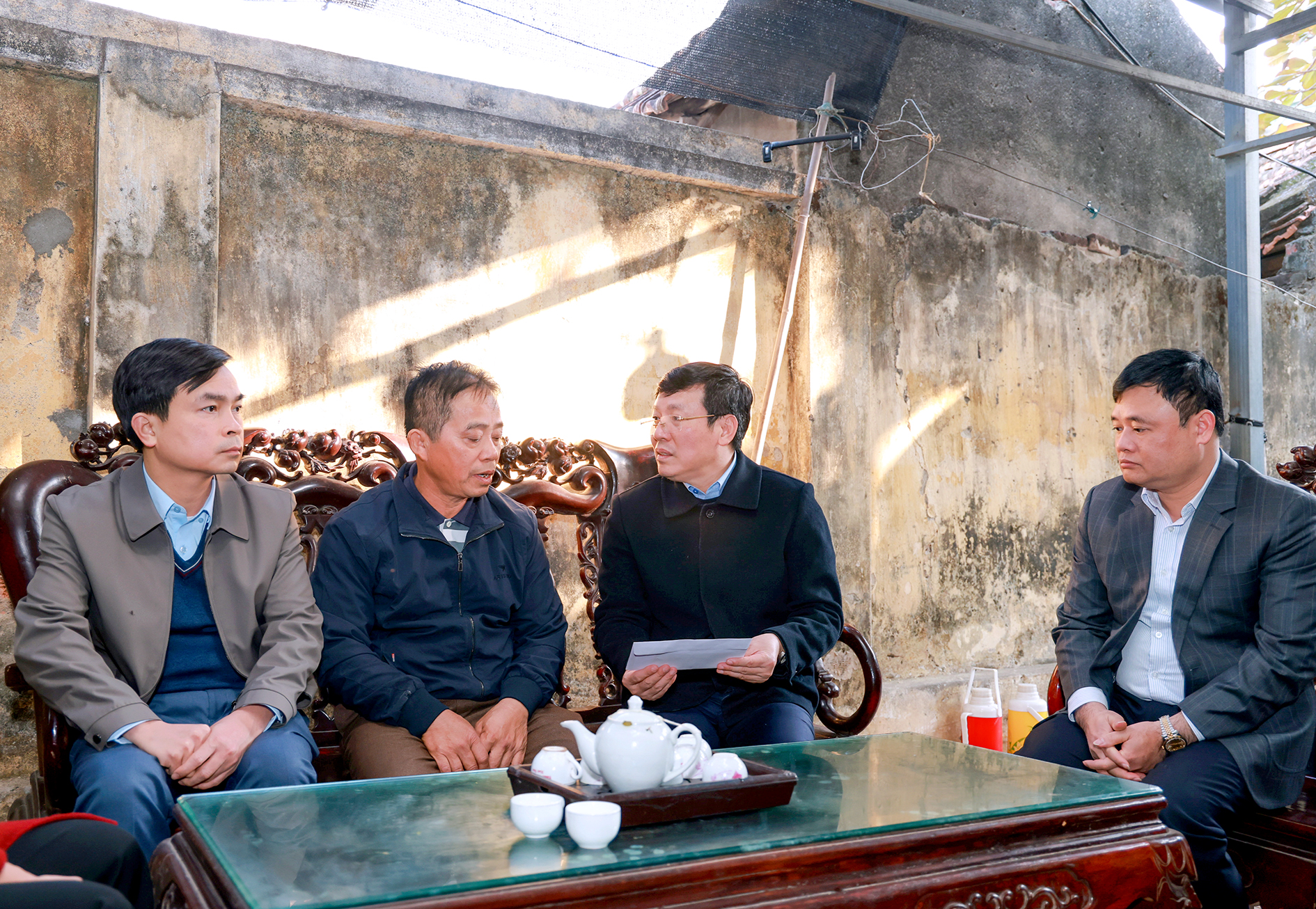 Chủ tịch UBND tỉnh Lê Duy Thành thăm hỏi, trao tiền hỗ trợ gia đình anh Thân Văn Nghị.